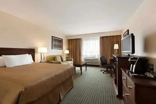 غرفة بسرير كوين لذوي الإعاقة، Travelodge Hotel by Wyndham Weyburn 2/3