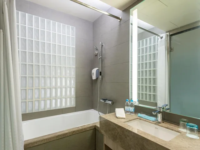 Standard, Queen Bed, Bath and Shower، Holiday Inn Express Hong Kong Mongkok 8/10