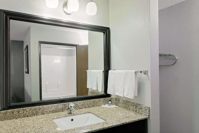 غرفة قياسية بسريرين كوين، Days Inn by Wyndham Sturtevant / Racine / Mount Pleasant 8/8