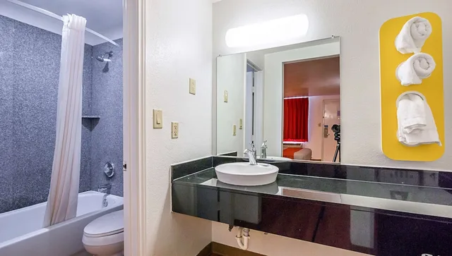 غرفة قياسية بسريرين مزدوجين، Motel6 Round Rock, TX 4/4