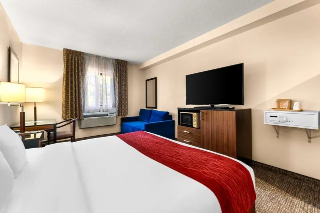 Room, King Bed, Sofa, Accessible, SureStay Plus by Best Western Reading North 2/5