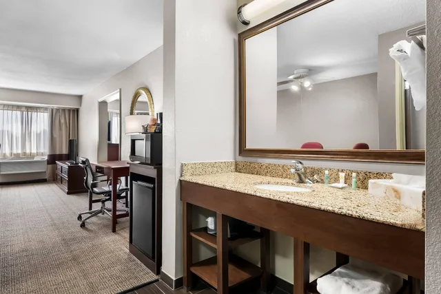 غرفة بزنس بسرير كينج، Comfort Inn and Suites North East, MD 5/5