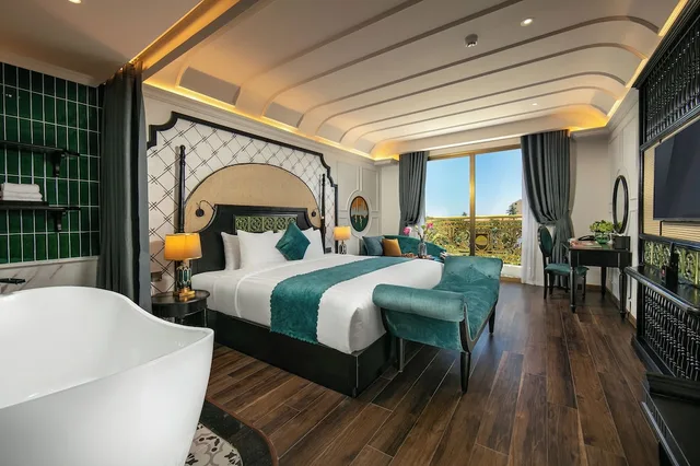 غرفة ديلوكس بسرير كينج بشرفة، Grand Sunrise Palace Hoi An 1/3