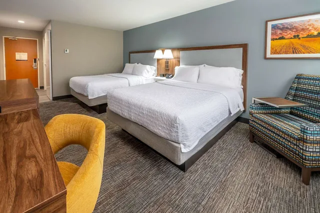 غرفة بسريرين كوين بحوض استحمام، HAMPTON INN MITCHELL 2/4