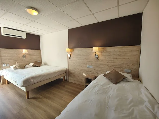 غرفة عائلية بسرير مزدوج وسريرين منفصلين، Hôtel du Bowling de Millau 8/10