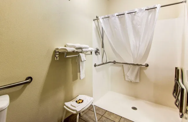 غرفة قياسية بسرير كوين لذوي الإعاقة، Best Western Plus Vancouver Mall Dr. Hotel & Suites 2/2