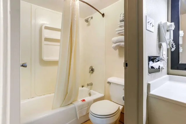 غرفة قياسية بسرير كينج للمدخنين، Econo Lodge Shorewood 3/3