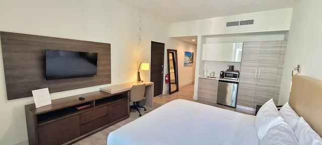 استوديو سوبيريور بسرير كينج بإطلالة على المدينة، CH Luxury Condos & Studios On The Beach 1/3