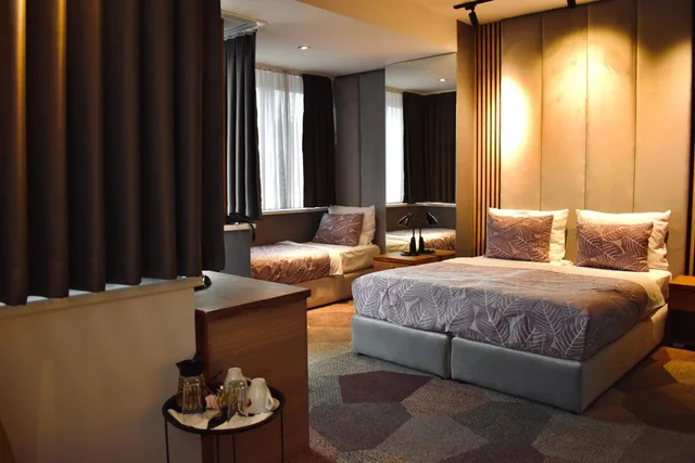 غرفة بسرير مزدوج بشرفة، City View Deluxe Sarajevo 1/4
