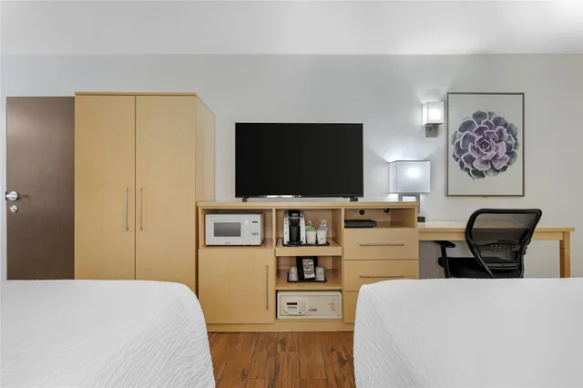 غرفة بسريرين كوين بإطلالة على الفناء، Best Western Plus South Coast Inn 6/8