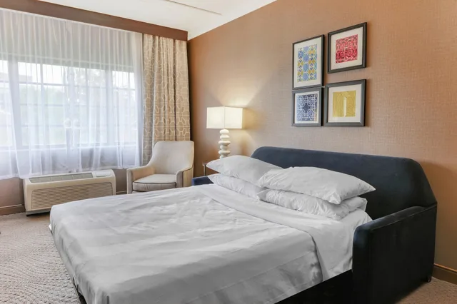 جناح ركني بسرير كينج مع أريكة، Sheraton Tarrytown Hotel 1/4