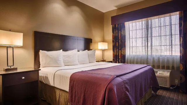 Room, King Bed, Bathtub, Accessible, Best Western Giddings Inn And Suites 1/2