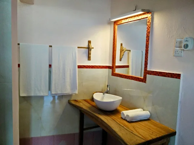 غرفة قياسية ثلاثية بسرير كوين وسرير فردي بإطلالة على المسبح بشرفة، Sea View Lodge Boutique Hotel 4/5