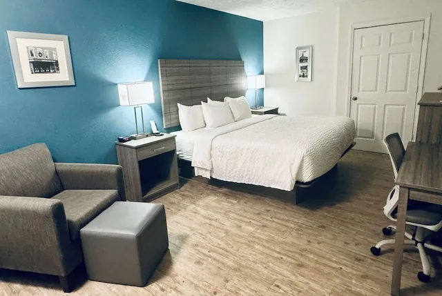 غرفة بسرير كينج لذوي الإعاقة، Baymont by Wyndham Lumberton NC 1/1