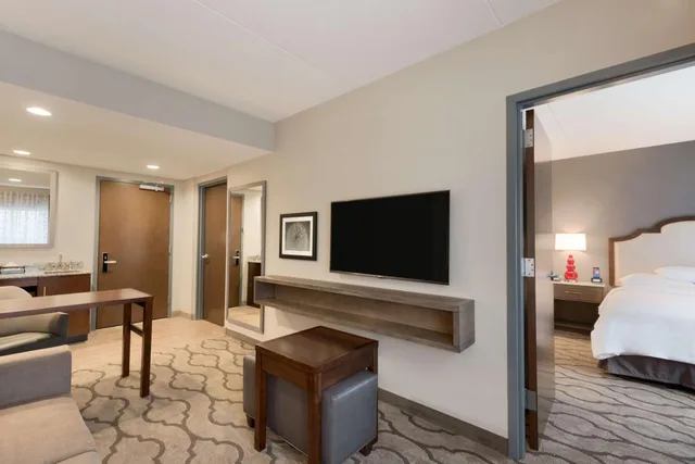 جناح بسرير كينج بغرفتين مع أريكة، Embassy Suites By Hilton Chicago-Naperville 2/4