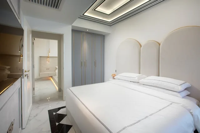 Glam Vi, King and Queen Bed، Arte By Thomas Chan 1/2