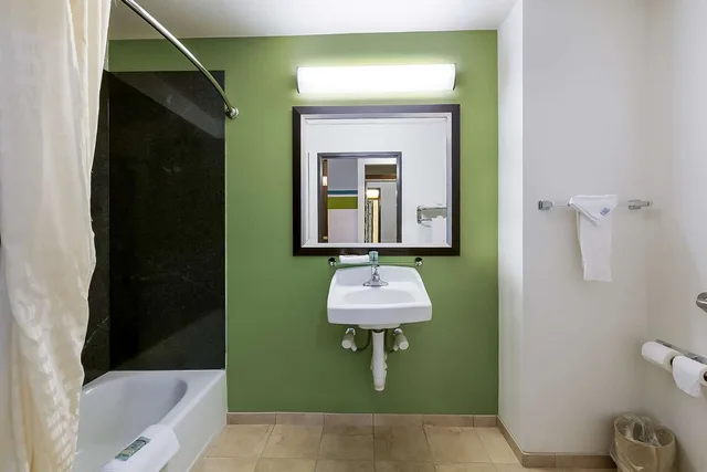 جناح بسرير كينج بحوض استحمام لذوي الإعاقة، Best Western Douglas Inn & Suites 3/3