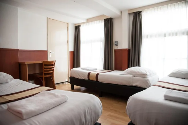 غرفة أساسية ثلاثية بثلاثة أسرّة بحمام مشترك، Continental Hotel 1/8