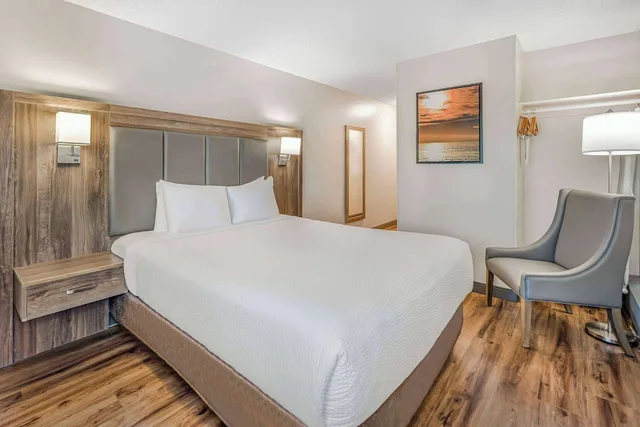 Standard, Queen Bed, Street View، Days Inn by Wyndham Victoria On The Harbour 3/10