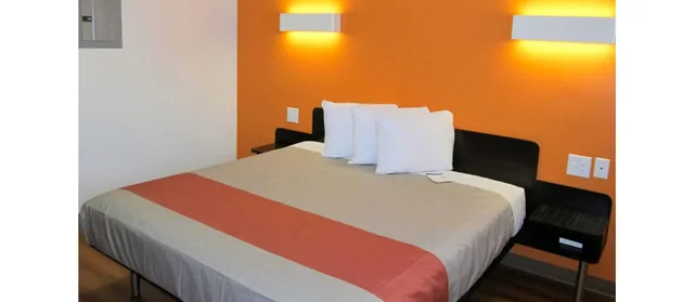 1 King Bed - Non-Smoking, Micfridge، Motel6 Augusta, GA - Fort Gordon 1/3