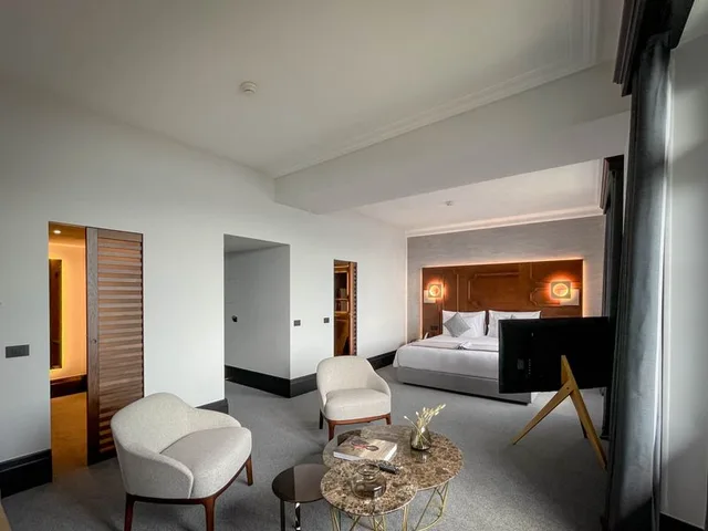 غرفة ديلوكس بسرير مزدوج، Villars Palace 1/2