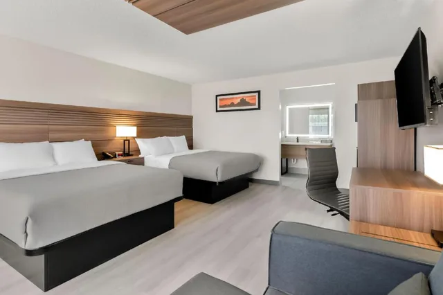 غرفة رباعية بسريرين كوين مع أريكة، Quality Inn & Suites Wytheville 1/8