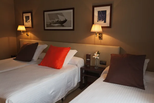غرفة قياسية ثلاثية بثلاثة أسرّة، Hotel Conqueridor Ex Medium 1/6