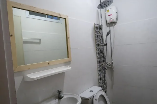 غرفة ديلوكس بسرير كوين بشرفة، Baan Urt Suratthani Airport Hotel 5/5