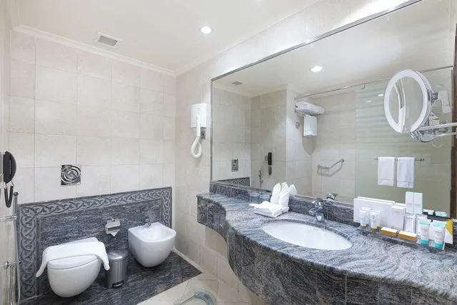 3 Bedrooms, Suite, 1 Double and 4 Single Beds, City View، فندق مادن(Maden Hotel) 4/5