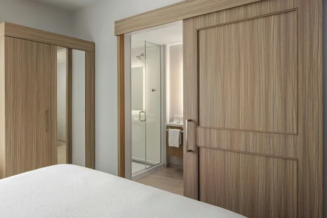 جناح بسرير كينج مع سرير سحّاب إضافي، SpringHill Suites by Marriott Bettendorf 2/9
