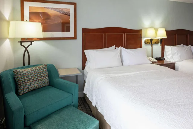 Room, Queen Bed, City View, Hampton Inn Duluth Canal Park 2/3