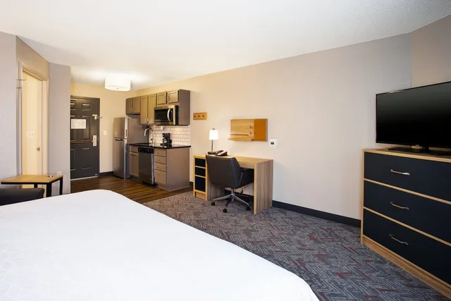 جناح بسرير كوين، Candlewood Suites Kenosha 3/5