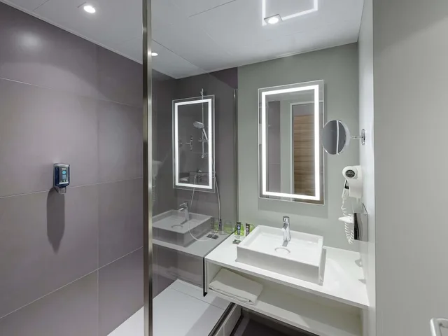غرفة سوبيريور بسرير كوين مع أريكة، Novotel Koeln City 3/4
