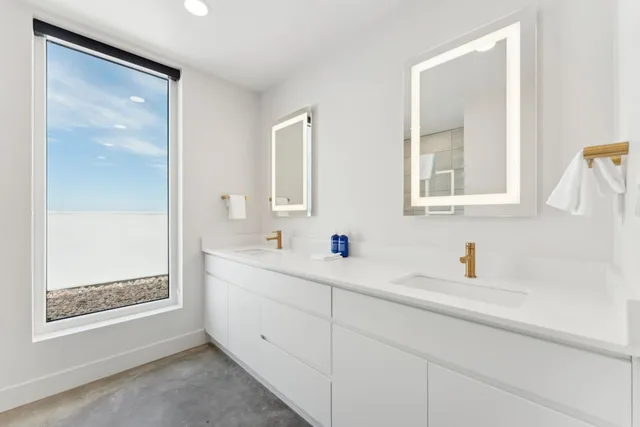 2 Bedrooms, 2 Queen Beds, Sofa, Hot Tub, Balcony, Placemakr Salt Lake City Downtown, Apartments by Hilton 3/3
