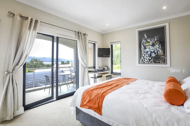 Luxury, Queen Bed, Lake Side, Balcony، Orange Inn Knysna 4/10
