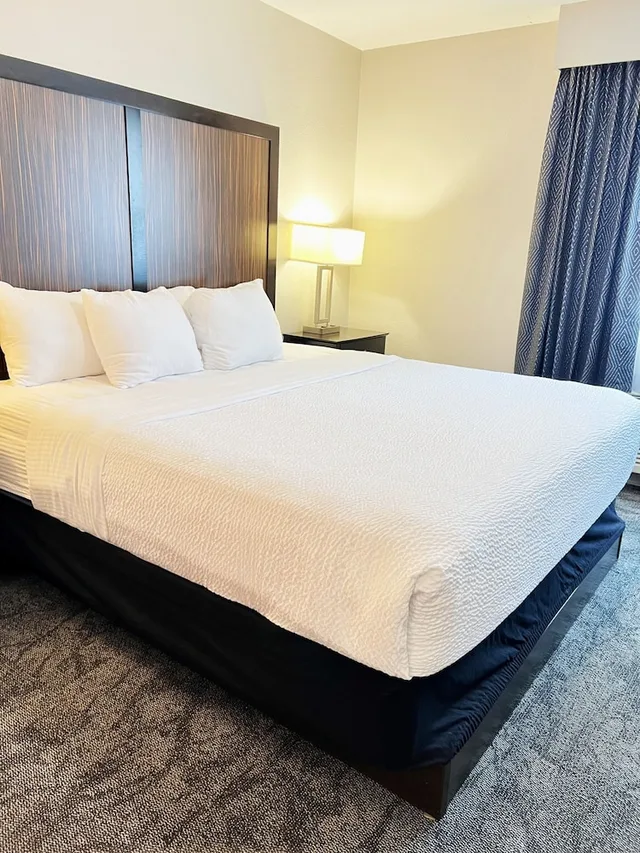 جناح بسرير كينج مع أريكة بمطبخ صغير، La Quinta Inn & Suites by Wyndham Boise Towne Square 1/2
