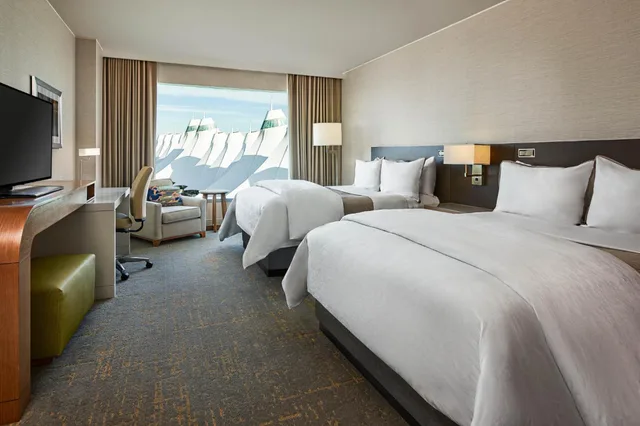 غرفة ديلوكس بسريرين كوين بحوض استحمام لذوي الإعاقة، The Westin Denver International Airport 1/4