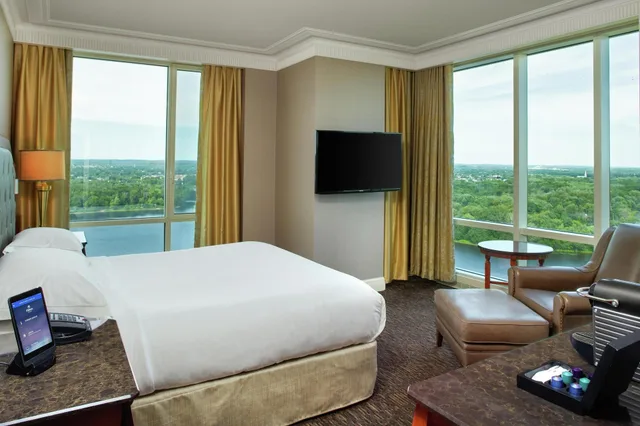 جناح مع دخول صالة النادي، Hilton Lac Leamy 1/3