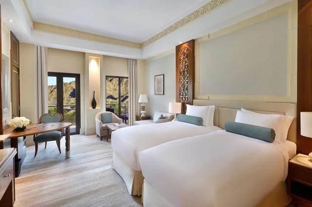 غرفة ديلوكس بسريرين منفصلين بإطلالة على البحر بشرفة، Al Bustan Palace A Ritz-Carlton Hotel 1/2