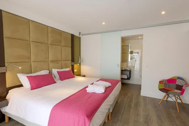 غرفة سوبيريور بسريرين منفصلين بإطلالة على الحديقة، Hotel Saint Christophe Calvi (ex Saint Christophe Corsica) 1/5