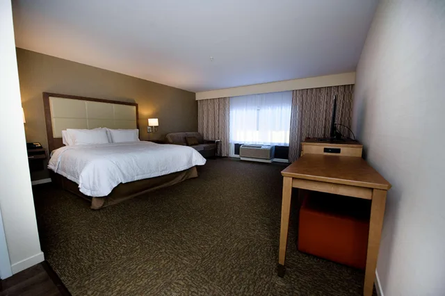 غرفة بسرير كينج مع أريكة لذوي الإعاقة، Hampton Inn & Suites by Hilton Truro 2/3
