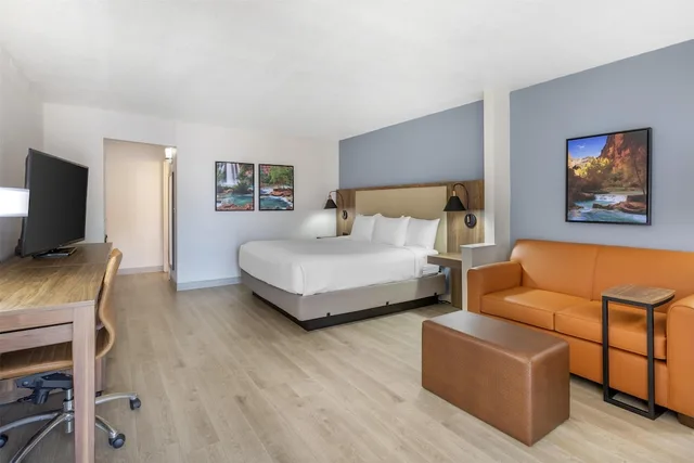 جناح بسرير كينج وسرير كوين بمنطقة جلوس بحوض جاكوزي، Best Western Plus A Wayfarer S Inn And Suites 1/8