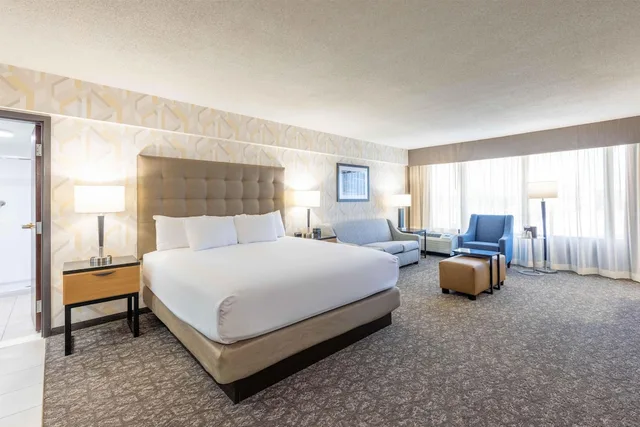 غرفة ديلوكس بسرير كينج مع أريكة، Drury Inn and Suites St Louis Airport 2/6