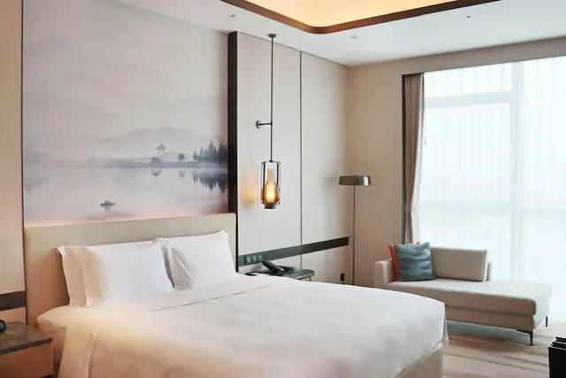 غرفة تنفيذية بسرير كينج بإطلالة على البحيرة مع دخول الصالة، Pullman Suzhou Taicang 1/5