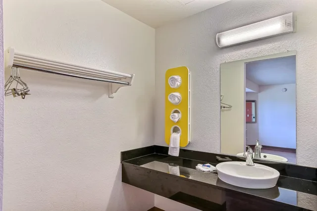 1 Full Bed - ADA/RI Shower، Motel6 Pinole, CA 10/10