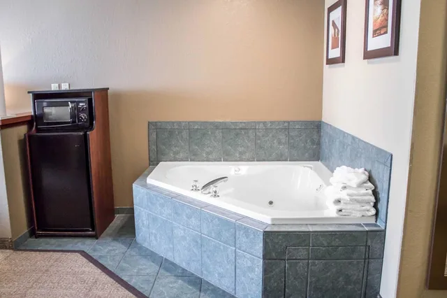 جناح بسرير كينج بجاكوزي، Comfort Inn & Suites Fremont 4/4