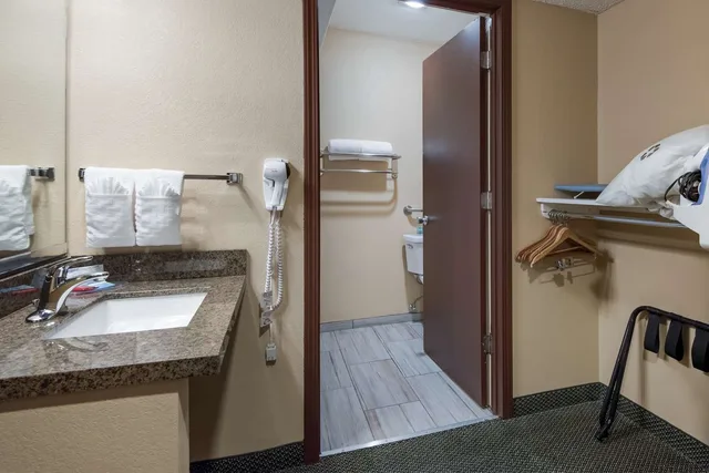غرفة بسرير كينج لذوي الإعاقة، SureStay Plus Hotel by Best Western Reno Airport 6/7