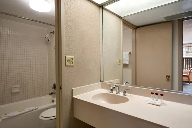 Courtyard, Standard, 2 Queen Beds، Ramada by Wyndham Kissimmee Gateway 5/7