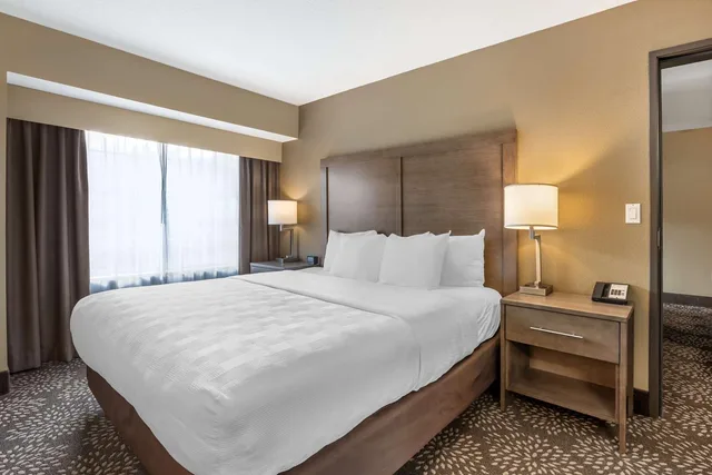 جناح بسرير كينج وسرير كوين مع أريكة بمطبخ، Best Western Columbia River Waterfront Hotel Astoria 1/3