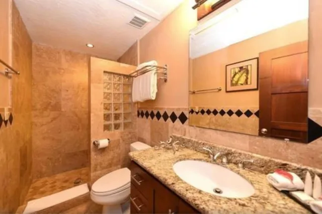غرفة بسرير كينج بإطلالة على المسبح بغرفة نوم واحدة مع أريكة، Infinity Bay Beach Resort 3/3
